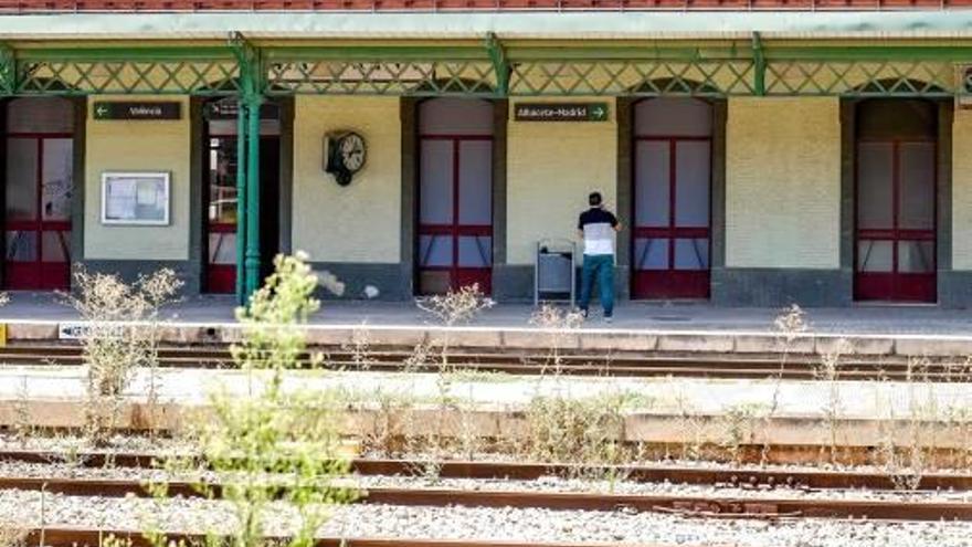 Sólo dos trenes paran al día en La Encina.