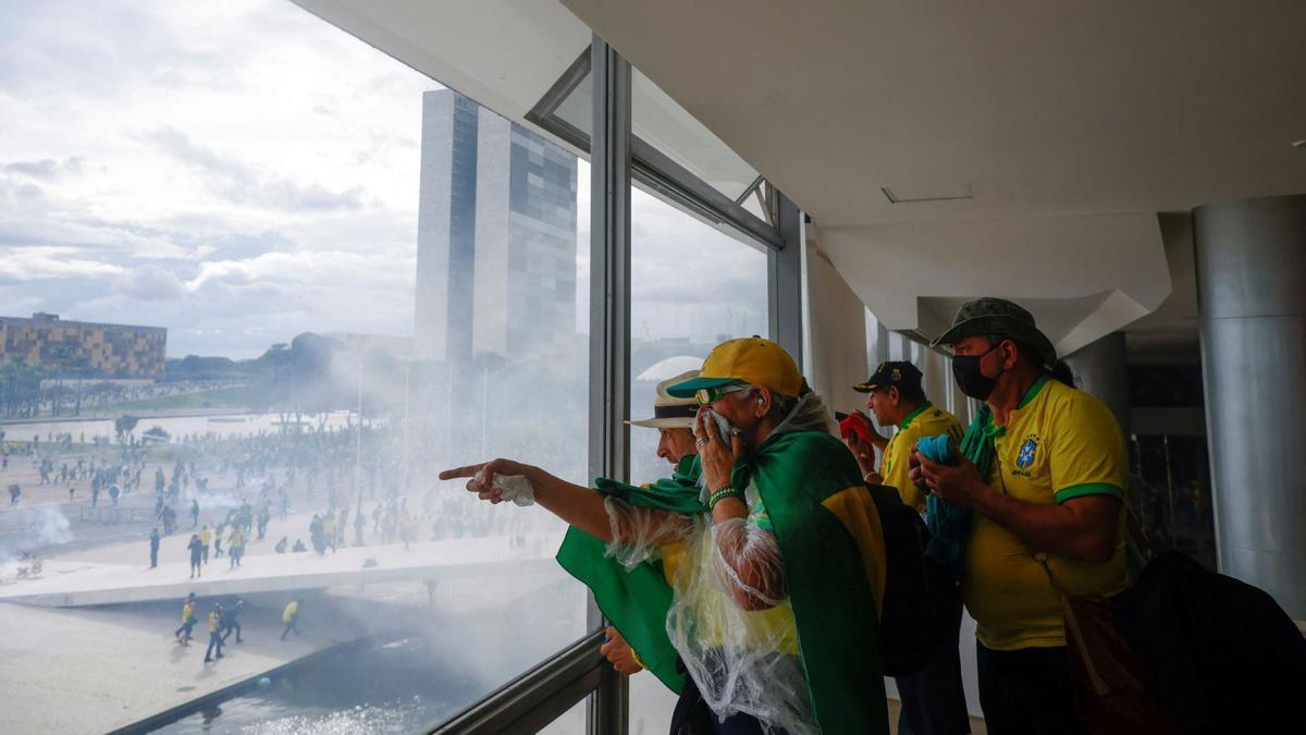 Seguidores del expresidente brasileño Jair Bolsonaro invadieron este domingo el Palacio de Planalto, sede del Ejecutivo, en Brasilia.