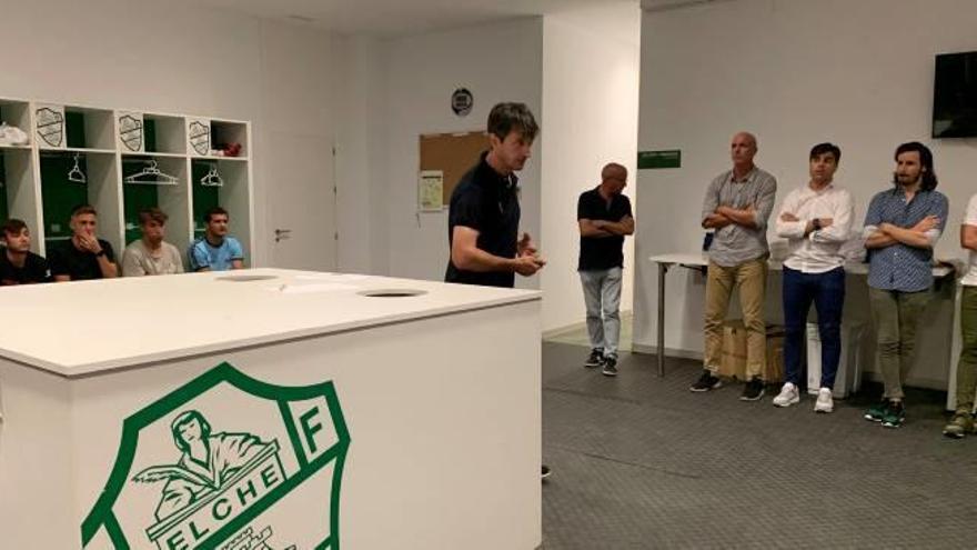 Pacheta y sus futbolistas, durante la charla de presentación de ayer tras la vuelta de vacaciones.