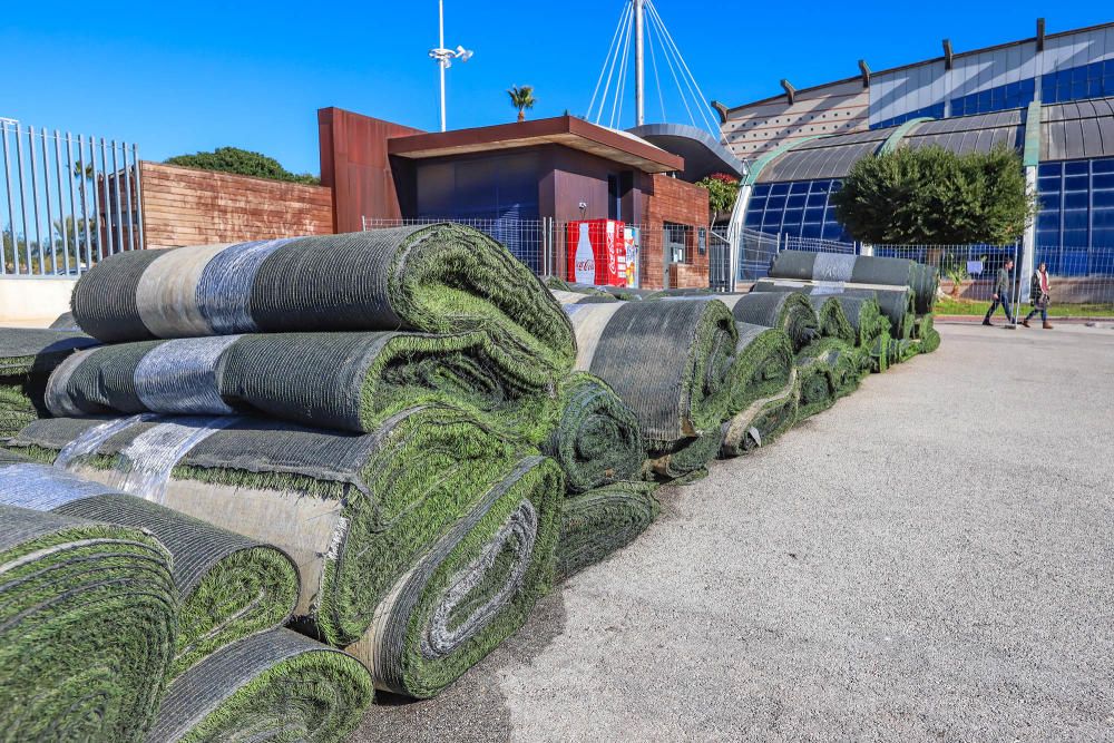 El césped artificial de los campos de fútbol de la Ciudad Deportiva se está sustituyendo en estos momentos. Más adelante se renovará la pista de atletismo. Las obras van a durar 4 meses y cuestan 650.