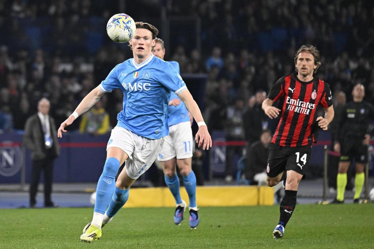 Scott McTominay (izq.) controla la pelota durante un partido ante el Milan en la Serie A