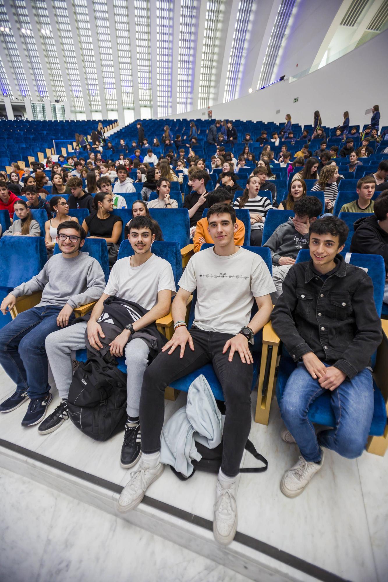 EN IMÁGENES: Así fue la conferencia de la jefa de la Policía Científica de Asturias ante centenares de escolares 

