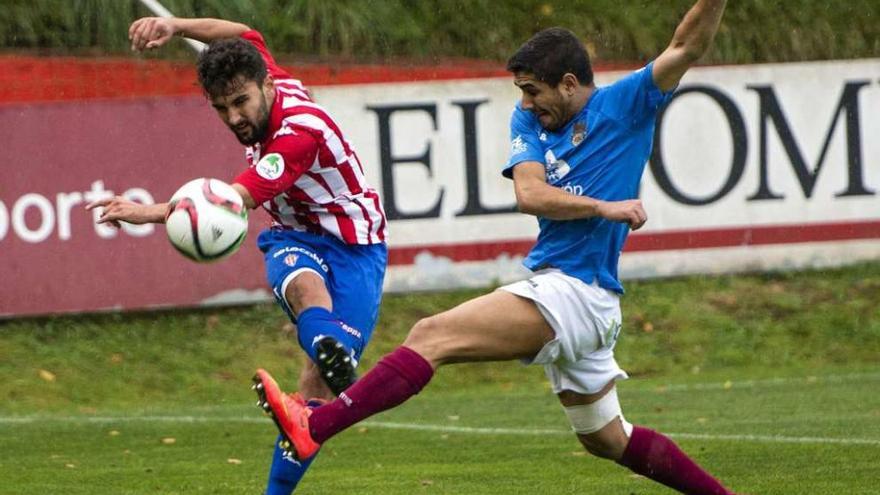 Borjas Martín intentar robar un balón a un jugador del Sporting B. // Área 11