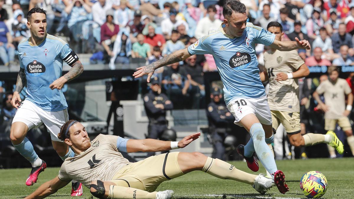 Iago Aspas pudo dar la victoria al Celta de Vigo contra el Almería pero se topó con el palo