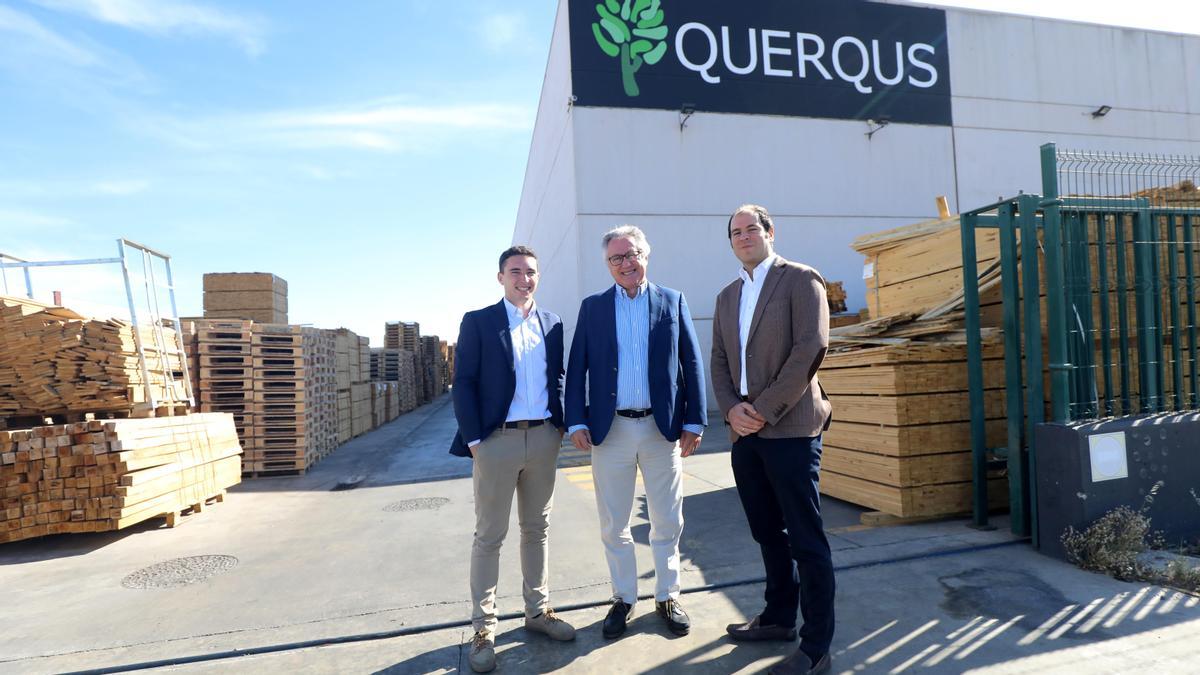 Fernando Ucelay Alonso-Lej, director general de Grupo Querqus, en el centro; junto a Borja Civeira Marín, responsable de Sostenibilidad y Economía Circular; y Alberto Isern Andrés, responsable de Compras y Calidad.