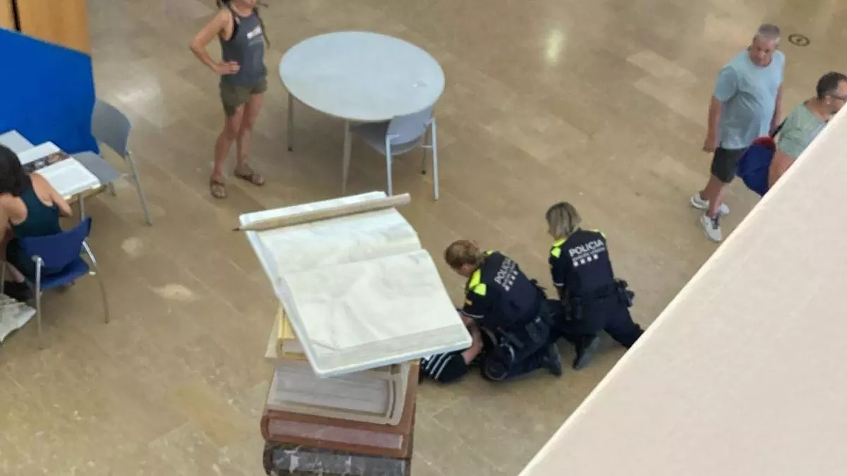 Agresión en una biblioteca de Barcelona: "Estaba escuchando el escándalo y no me atrevía a bajar"