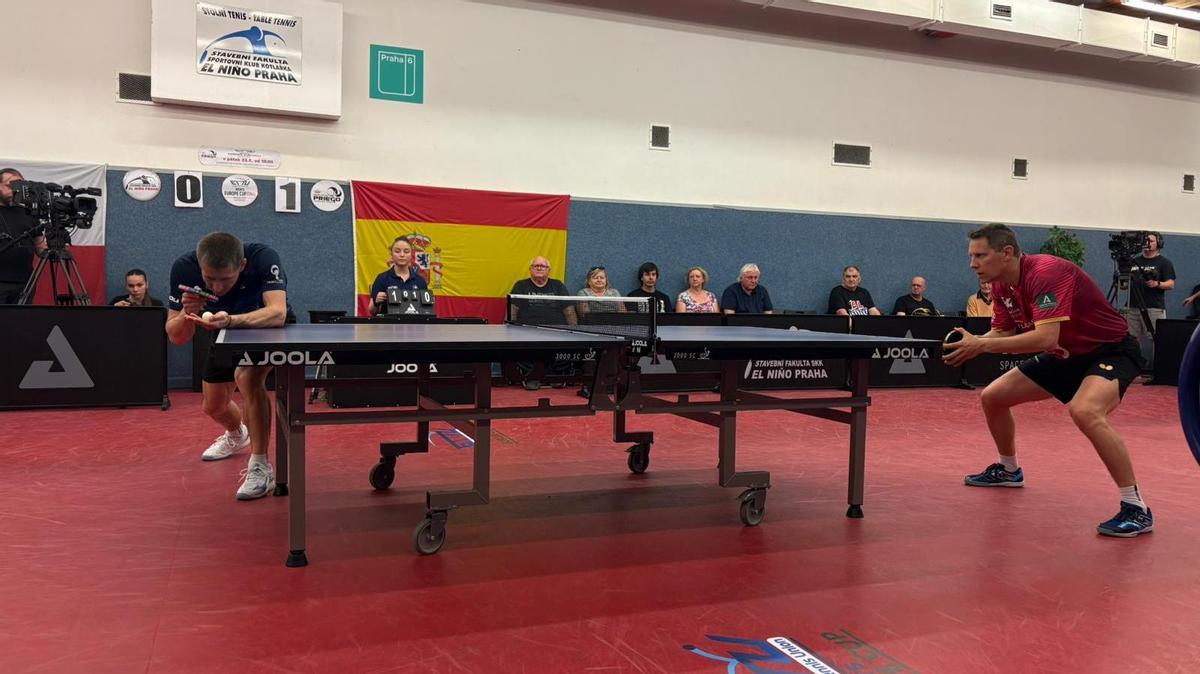 Soderlund, a la derecha, durante un punto del duelo de Praga.