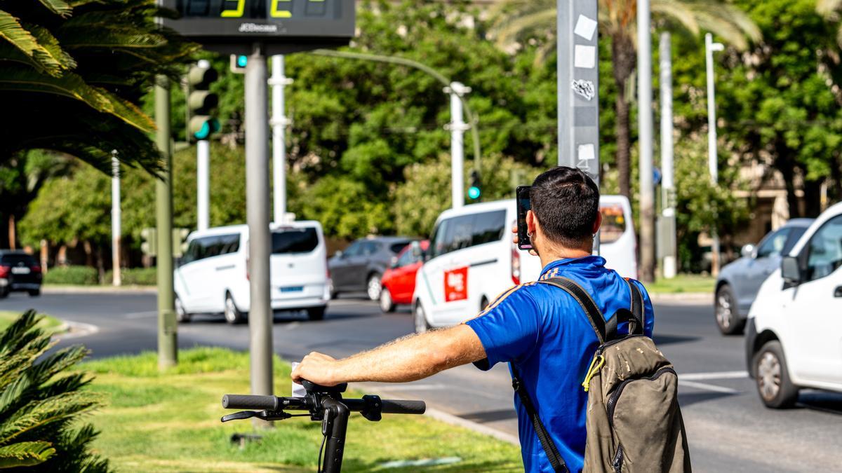 Sevilla: Touristen machen ein Foto hinter einem Thermometer, das 52 Grad Celsius markiert. Spanien wird zur Zeit von der vierten Hitzewelle des diesjährigen Sommers heimgesucht. Das Phänomen werde mindestens bis Donnerstag anhalten.