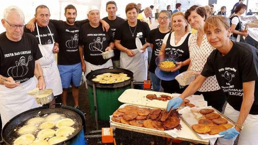 Varios de los organizadores de la Festa da Chula de Moscoso, ayer, elaborando el producto. // José Lores