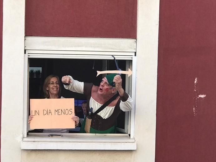 Aplausos y disfraces en una plaza de Gran Canaria