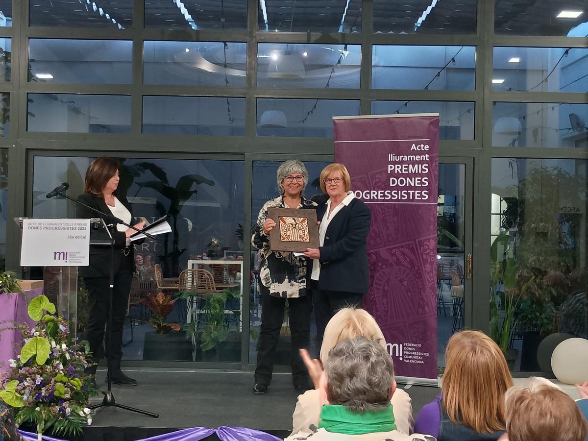 Marcela Jabazz entrega el premio a Charo Carretero, presidenta de Dones Progressistes de Foios.