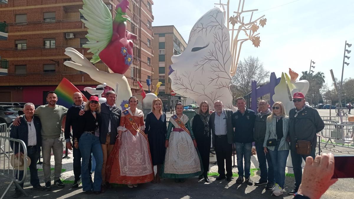 Víctor Navarro, artista de la falla, acompañado de los integrantes de AVATCOR, la ONT, y falleras de Sant Antoni.