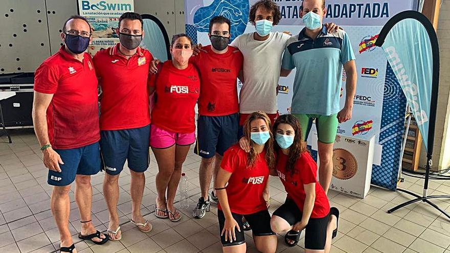 Alejandro Suárez, a la derecha, con el resto de integrantes del equipo de natación de la Federación Española de Deportes para Sordos. | C. N. V. N. 