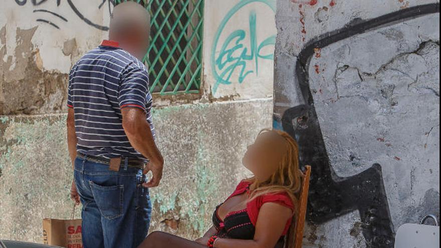 Imagen de archivo de una prostituta y un hombre en la calle Miraflores, en Santa Cruz de Tenerife.