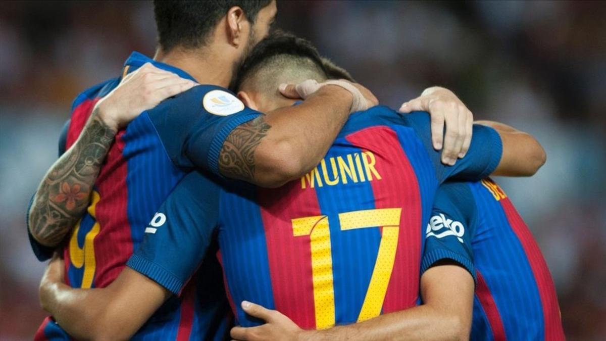 Los jugadores azulgranas se abrazan tras el gol de Munir