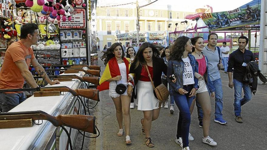 Con el encendido de la portada de real se inician 9 días de feria de Badajoz