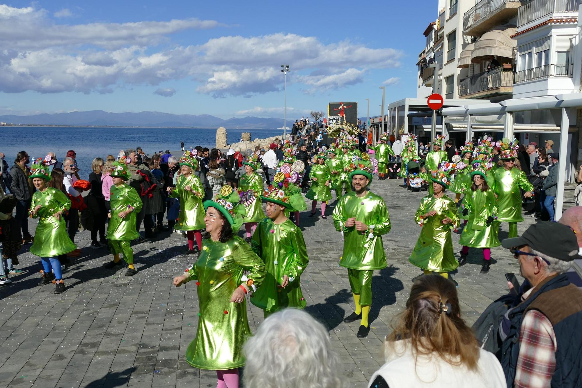 L'Escala s'acoloreix amb la rua de carnaval