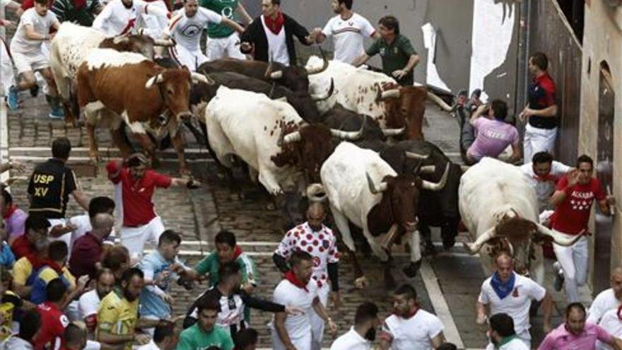 Unos veloces Jandilla protagonizan un cuarto encierro de San Fermín limpio