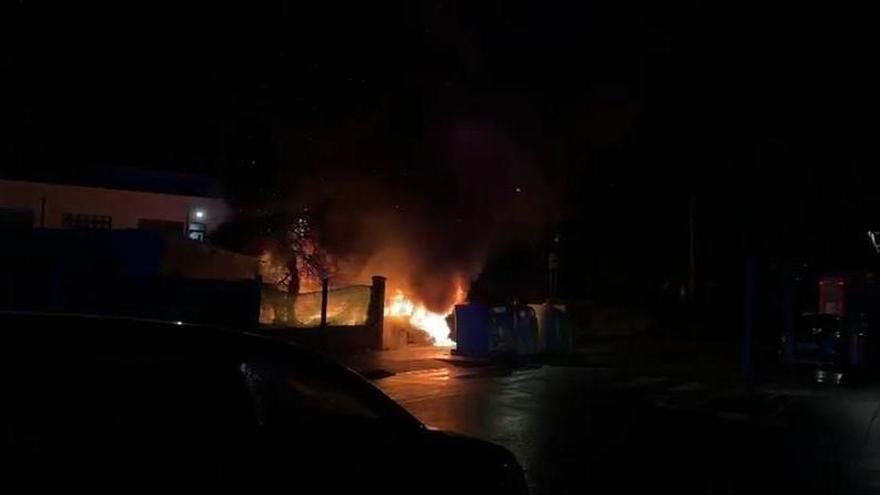 Arden tres coches estacionados en las inmediaciones del centro de salud de Bertamiráns