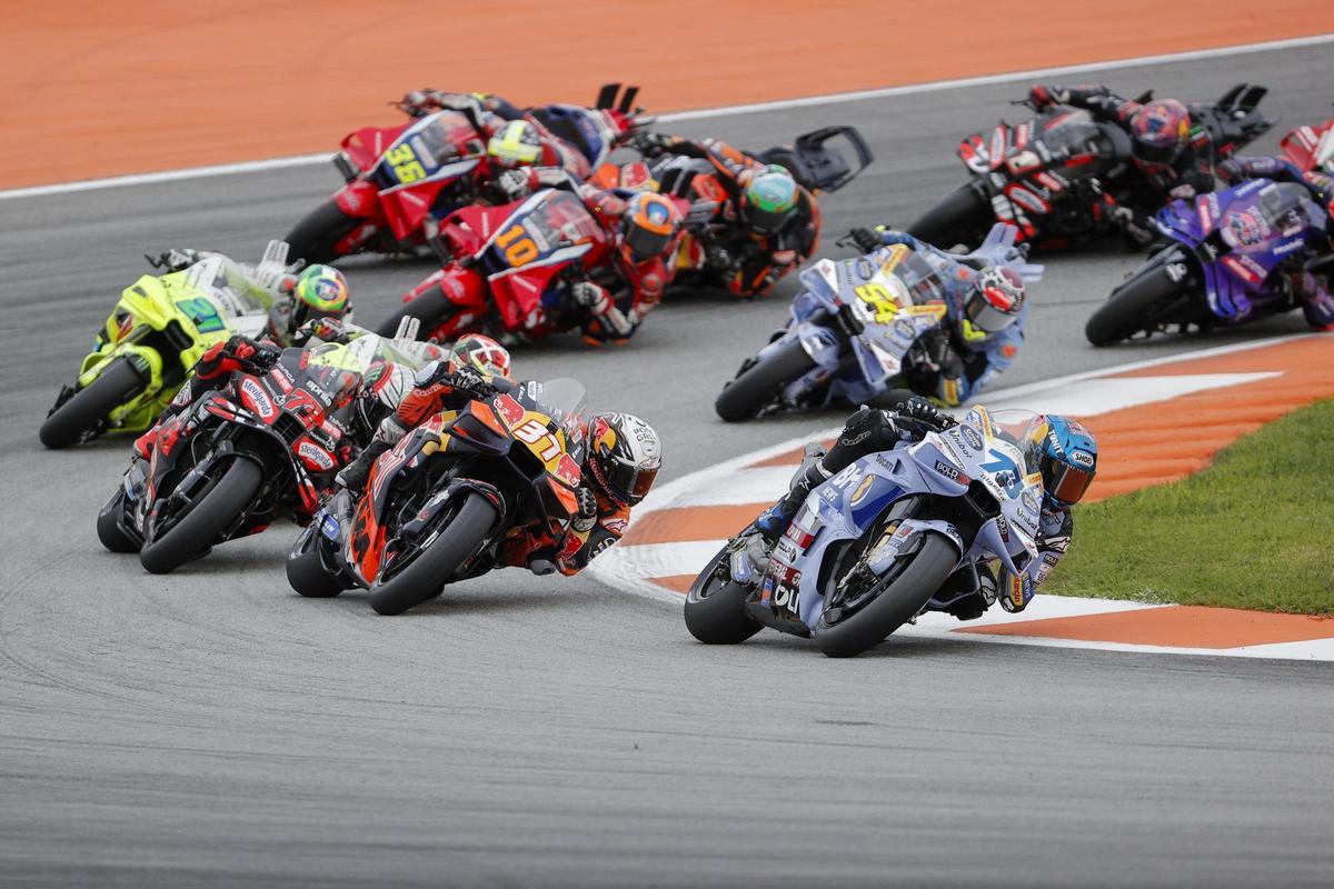 Pedro Acosta (37) persigue a Álex Márquez (73) en los pirmeros metros de la carrera al sprint del Gran Premio de Valencia