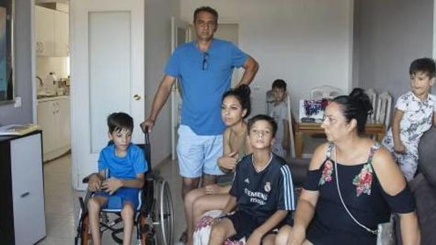 Familia que ayer fue desalojada por ocupar de manera ilegal un piso en San Lorenzo.
