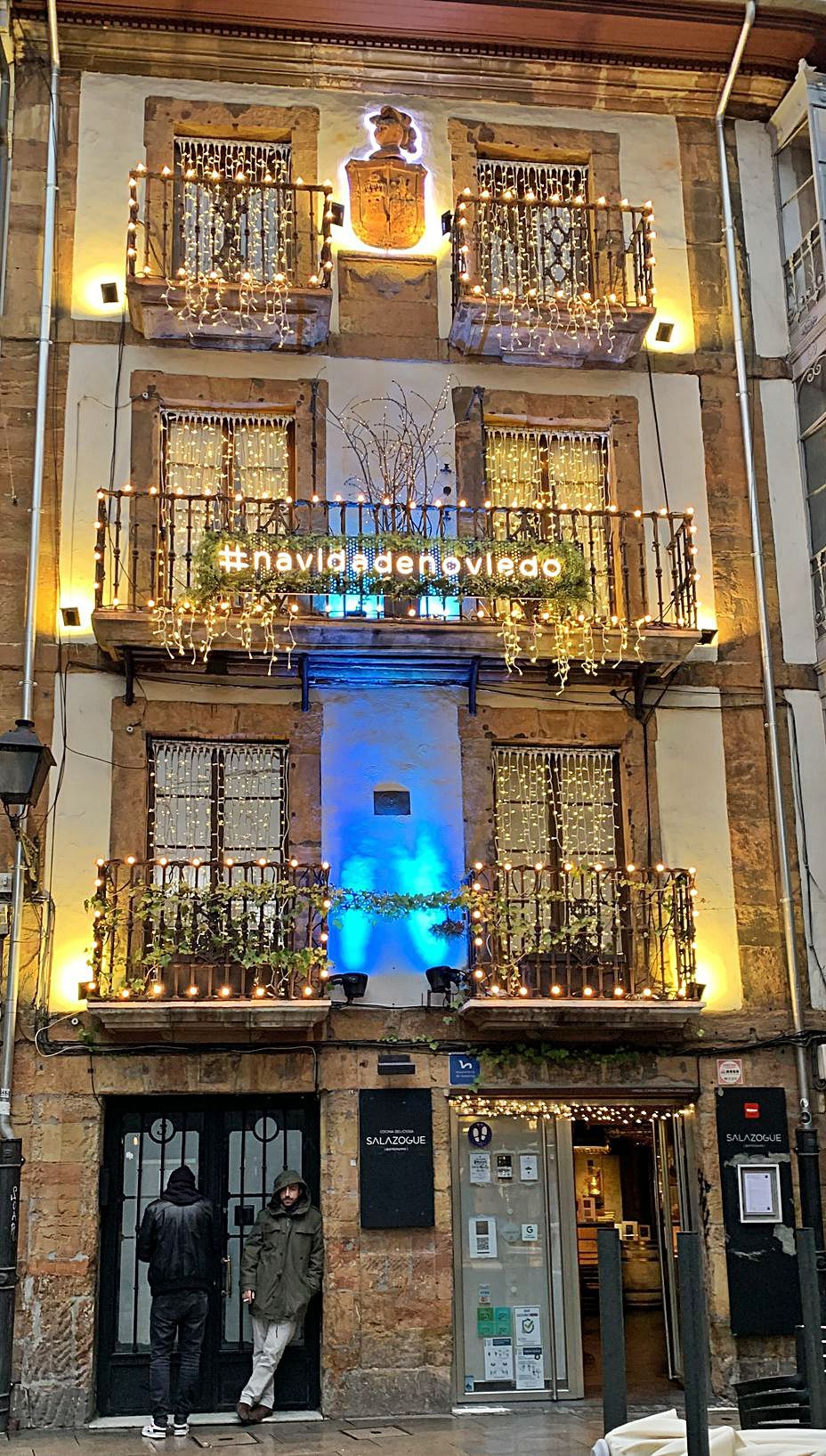La fachada iluminada de Salazogue Bistronomie.