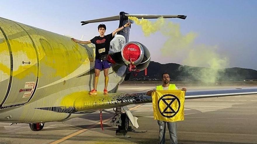 Activistas de Futuro Vegetal y XR rocían con pintura y se pegan a un avión privado en el aeropuerto de Ibiza