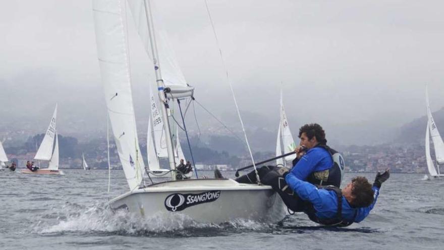 Jordi Triay y Lluis Mas, durante una de las regatas en la ría de Vigo.