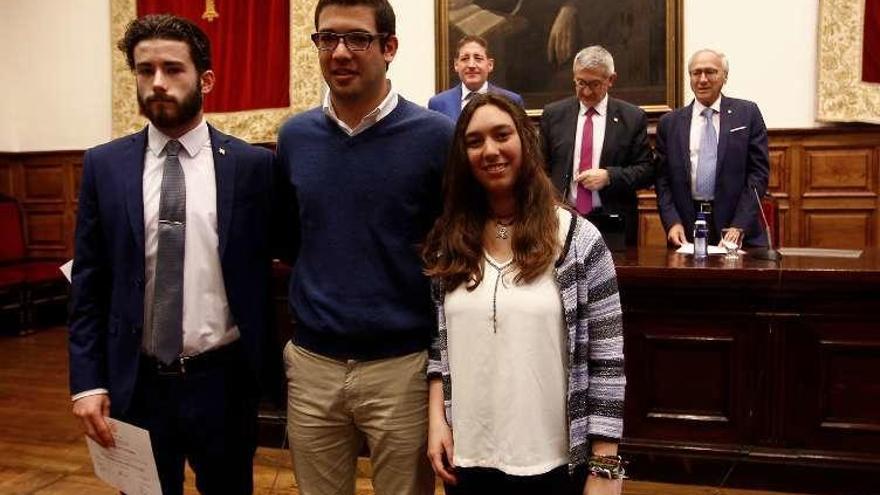 De izquierda a derecha, Pablo González, Mario Santullano y Cecilia Miravalles, ayer, en el Aula Magna de la Universidad.