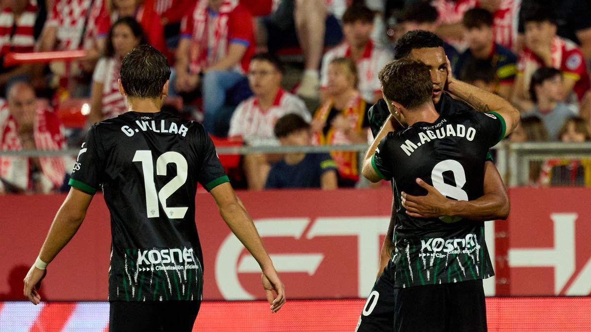 Álvaro Rodríguez recibe la felicitación de Marc Aguado y Gonzalo Villar tras su gol contra el Girona.