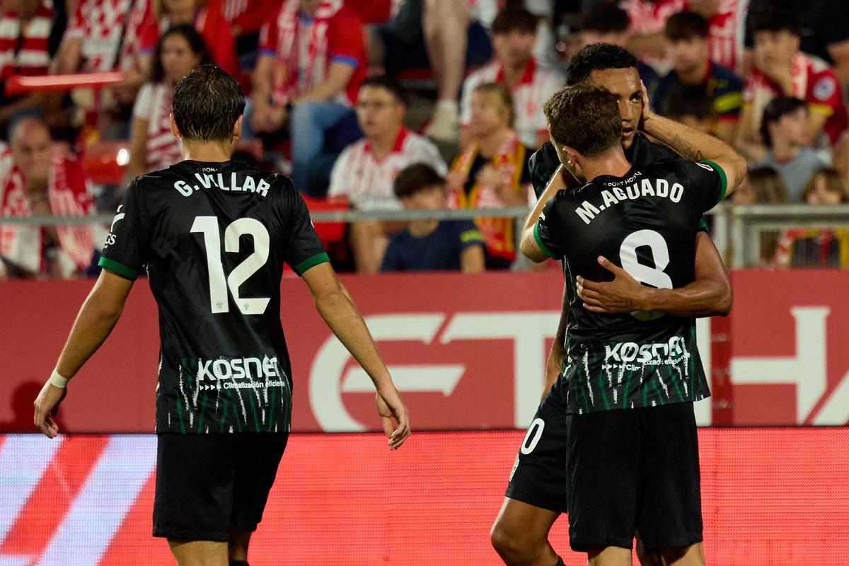 Álvaro Rodríguez recibe la felicitación de Marc Aguado y Gonzalo Villar tras su gol contra el Girona.