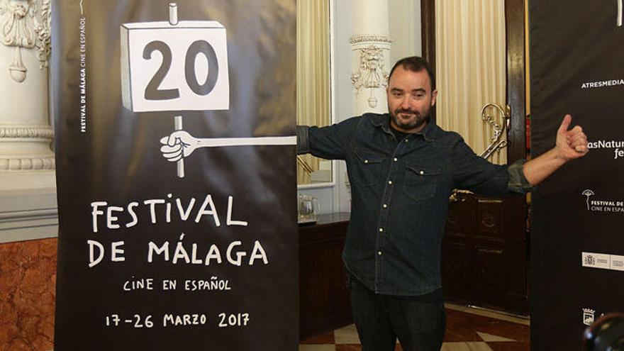 Javier Calleja junto al cartel del año pasado, del que es autor.