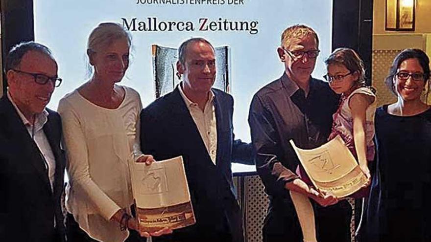 Los premiados junto al director de Mallorca Zeitung, Ciro Krauthausen (c) y el subdirector general de contenidos de EPI, Joan Serra (i).