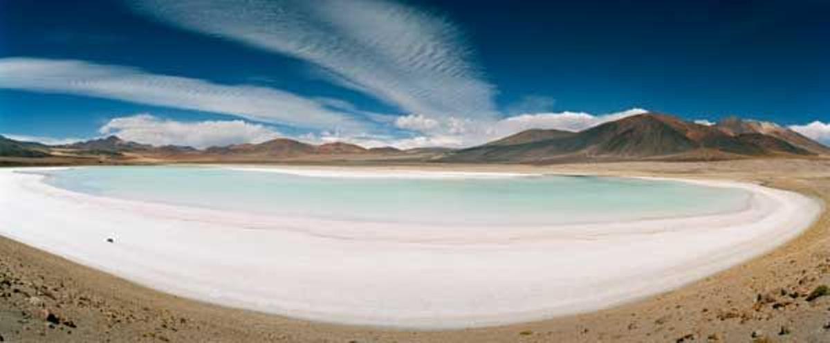 El Salar de Aguas Calientes se encuentra en el altiplano a unos 4.000 metros de altura.