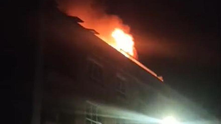 Desalojan otro edificio en Laxe al reavivarse de madrugada el fuego en uno de los pisos quemados el sábado