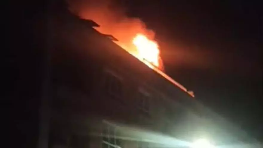 Desalojan otro edificio en Laxe al reavivarse de madrugada el fuego en uno de los pisos quemados el sábado