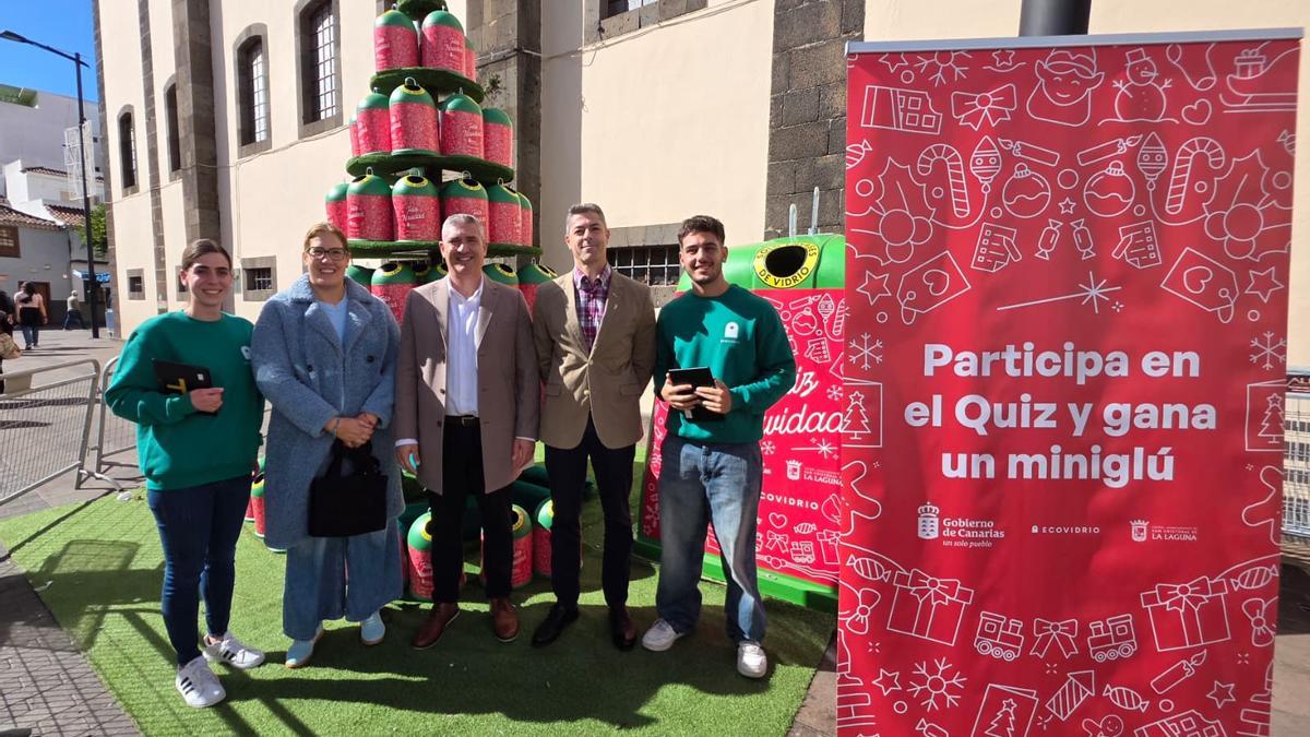 El árbol de Navidad sostenible mide 4 metros de alto y está hecho con 100 miniglús.