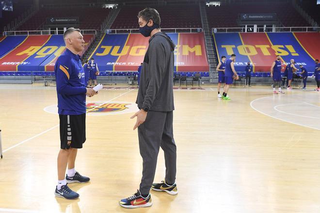 Pau Gasol visita en el entreno a sus compañeros del FC Barcelona.