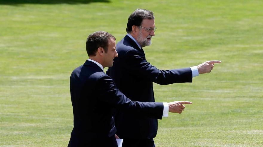 Macron y Rajoy se disponen a ofrecer una rueda de prensa en los jardines del palacio presidencial del Elíseo.