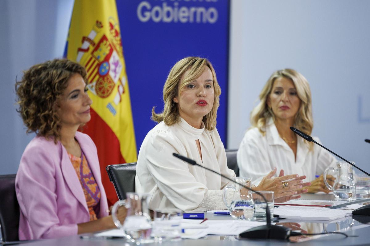La vicepresidenta primera, María Jesús Montero, la portavoz del Gobierno, Pilar Alegría, y la vicepresidenta segunda, Yolanda Díaz, en rueda de prensa tras el Consejo de Ministros.