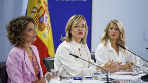 MADRID, 10/09/2024.- La vicepresidenta primera y ministra de Hacienda, María Jesús Montero (i); la ministra de Educación, Formación Profesional y Deportes y portavoz del Gobierno, Pilar Alegría (c), y la ministra y la vicepresidenta segunda y ministra de Trabajo, Yolanda Díaz, a su llegada a la rueda de prensa posterior a la reunión del Consejo de Ministros, este martes, en el complejo del Palacio de la Moncloa. EFE/ Sergio Pérez