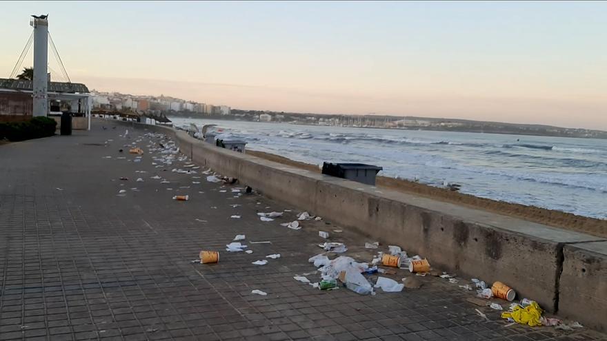 Así es la acumulación de basura en la playa de Palma tras la juerga nocturna