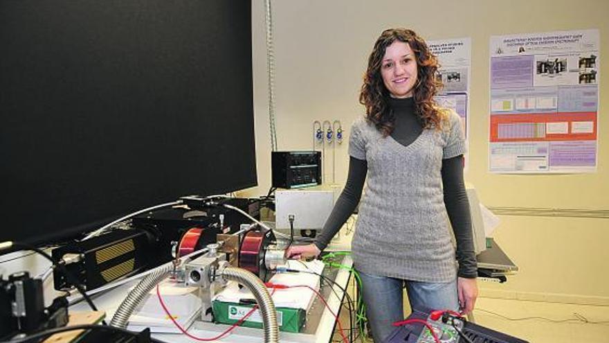 Rebeca Valledor, en su laboratorio del campus de Mieres.