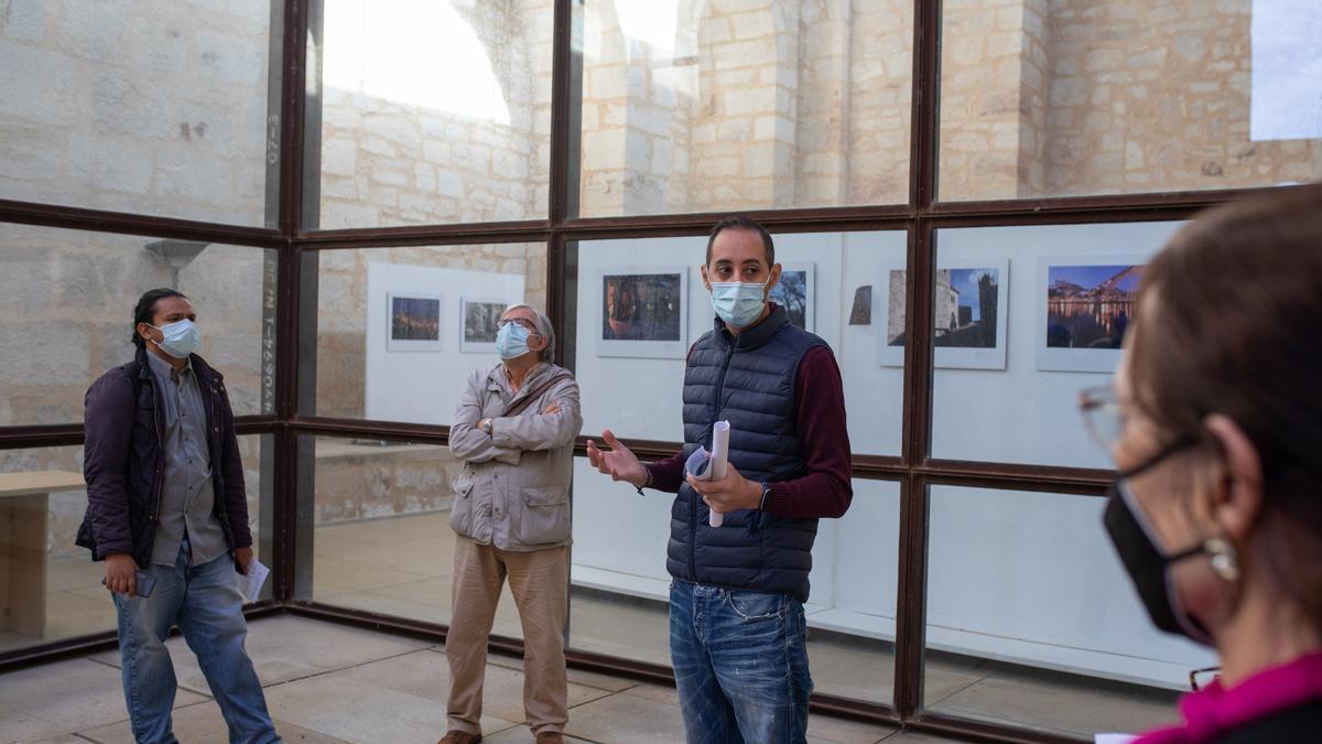 El arquitecto Alberto Alonso, durante la visita a la FRAH