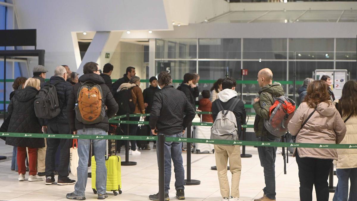 Viajeros en la estación de Urzáiz las pasadas navidades haciendo cola para tomar un AVE a Madrid