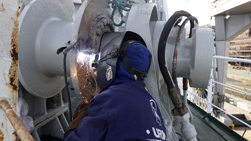 Operario de una auxiliar del naval, a bordo de un buque en reparación. | Gustavo Santos