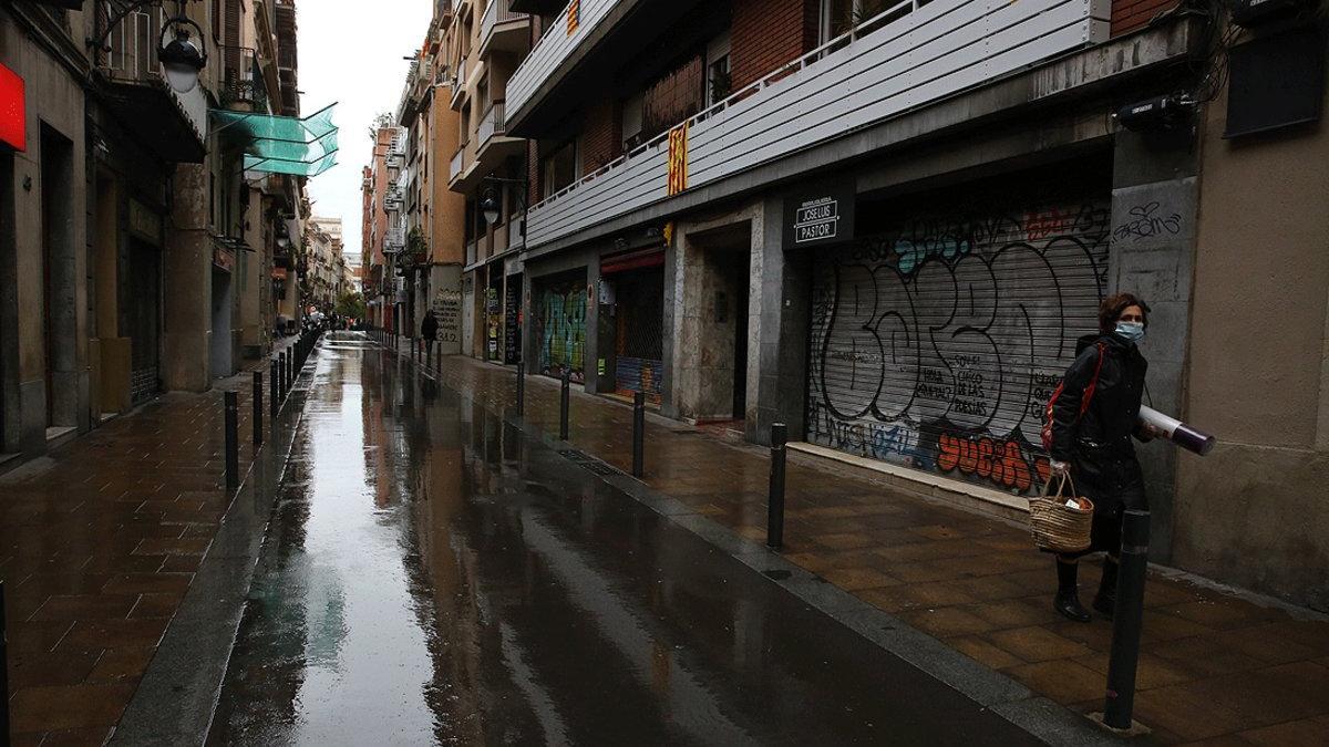 Tiendas de barrio cerradas en una calle del centro de Barcelona, el pasado 31 de marzo