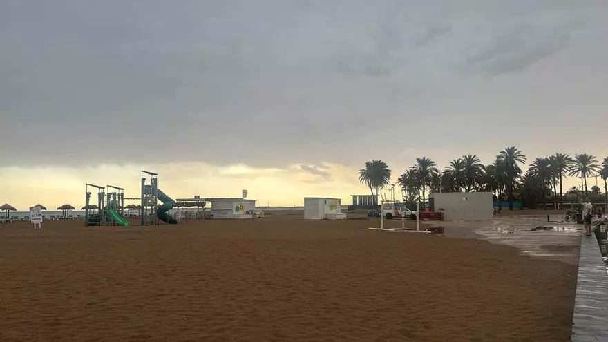 La estampa inédita del temporal en Valencia: La Patacona, desierta en pleno 15 de agosto