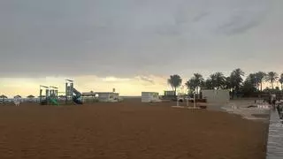 Una Patacona irreconocible: vacía en pleno 15 de agosto tras ser desalojada por el temporal en Valencia