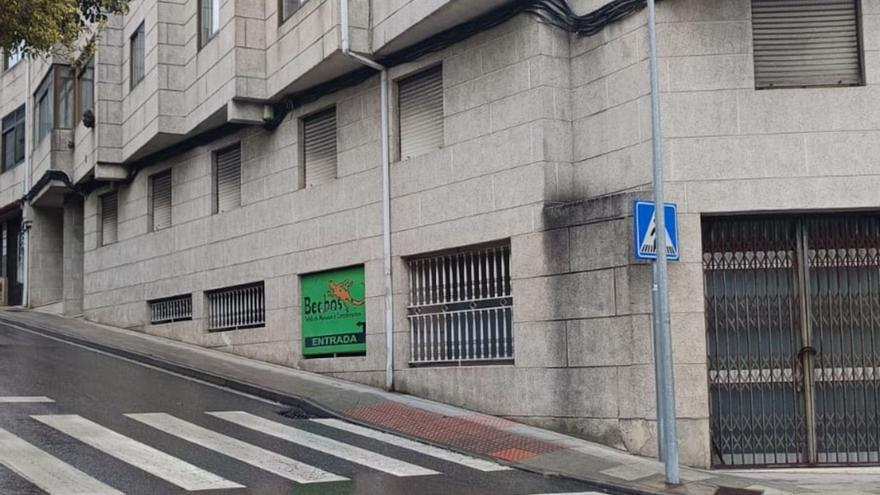 El bajo, encima de la acera de la bajada de Méndez Núñez.